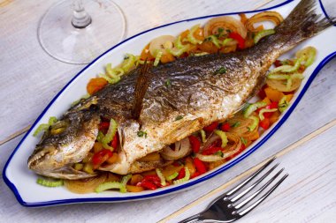 Sebze - doldurulmuş balık