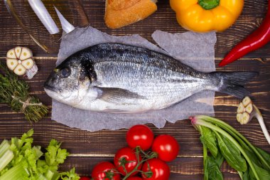 Lezzetli taze balık ve sebze karanlık antika arka plan üzerinde