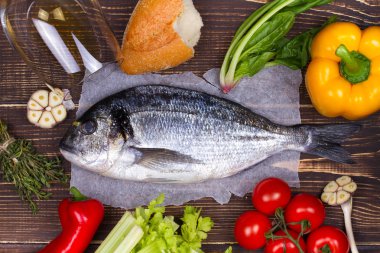 Lezzetli taze balık ve sebze karanlık antika arka plan üzerinde