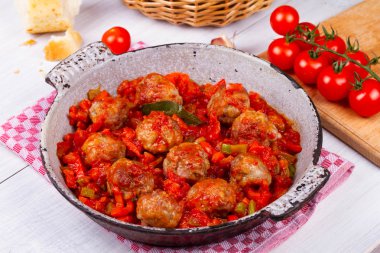 Sebze eski beyaz masa: bebek havuç, sarımsak, şeker pancarı, turp. Yukarıdaki görünümünden, stüdyo vurdu