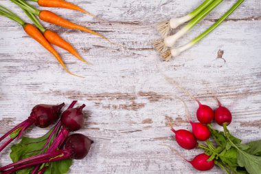 Sebze eski beyaz masa: bebek havuç, sarımsak, şeker pancarı, turp. Yukarıdaki görünümünden, stüdyo vurdu