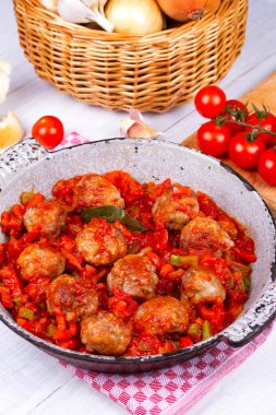 Tavada domates soslu köfte.