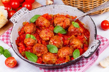 Tavada domates soslu köfte.