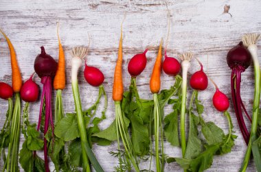 Sebze eski beyaz masa: bebek havuç, sarımsak, şeker pancarı, turp. Yukarıdaki görünümünden, stüdyo vurdu