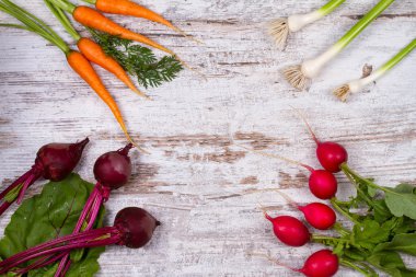 Sebze eski beyaz masa: bebek havuç, sarımsak, şeker pancarı, turp. Yukarıdaki görünümünden, stüdyo vurdu