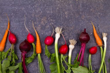 Sebze eski beyaz masa: bebek havuç, sarımsak, şeker pancarı, turp. Yukarıdaki görünümünden, stüdyo vurdu