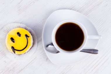 Kahve Kupası ve gülümseme kek