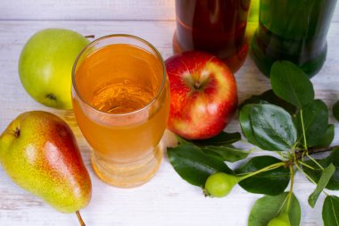 cam ve elma suyu şişeleri