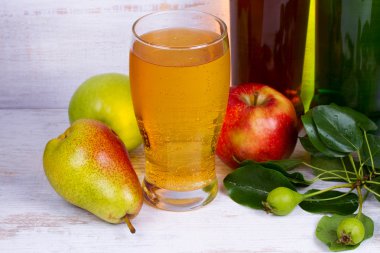 cam ve elma suyu şişeleri