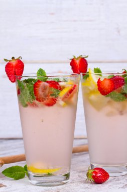 Limonata taze çilek nane ve limon ahşap arka plan üzerinde ile.