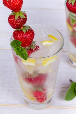 Limonata taze çilek nane ve limon ahşap arka plan üzerinde ile.