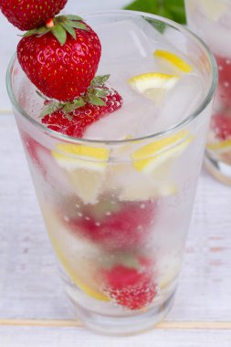 Limonata taze çilek nane ve limon ahşap arka plan üzerinde ile.