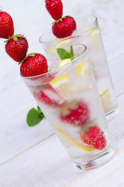 Limonata taze çilek nane ve limon ahşap arka plan üzerinde ile.