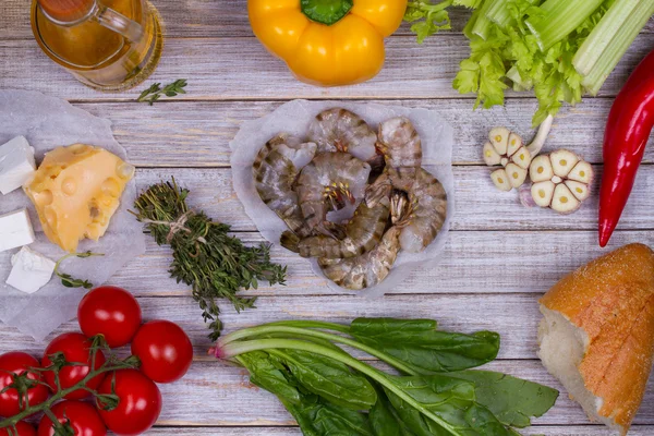 Delicious fresh shrimps and vegetables on wooden background; view from above — Stock Photo, Image