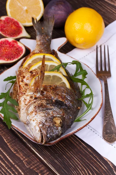Ryby z rusztu z cytryny i figi — Zdjęcie stockowe