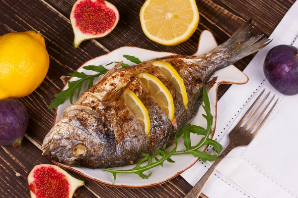 Grilovaná ryba s citronem a fíky — Stock fotografie