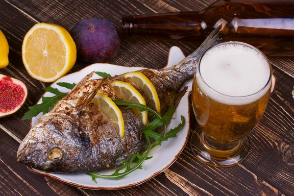 Roston sült hal, a citrom és a füge — Stock Fotó