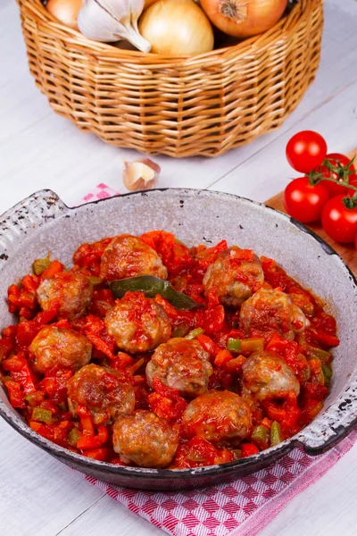 Köttbullar med tomatsås i en kastrull — Stockfoto