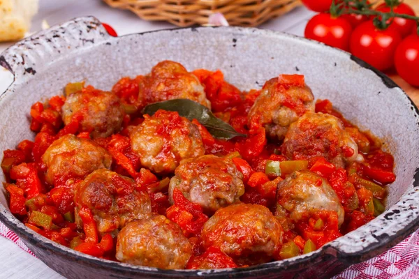 Bakso dengan saus tomat dalam panci — Stok Foto