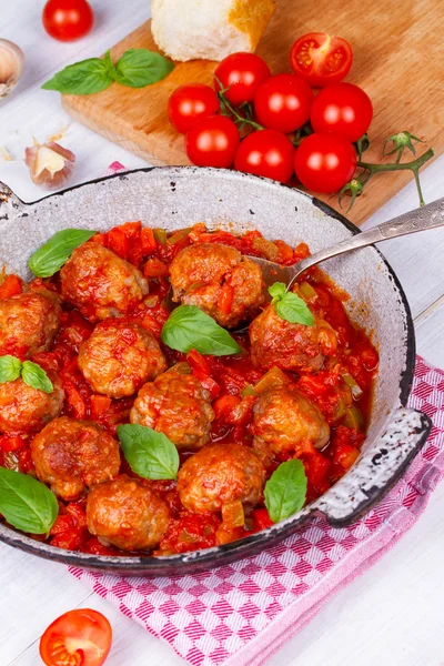 Meatballs with tomato sauce in a pan — Stock Photo, Image