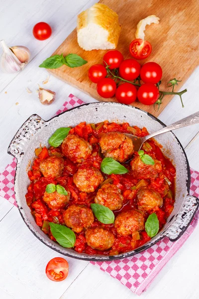 Meatballs with tomato sauce in a pan — Stock Photo, Image