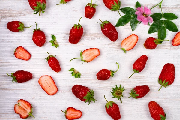 Süße rote Erdbeeren auf altem weißen Tisch, Blick von oben, Studioaufnahme — Stockfoto