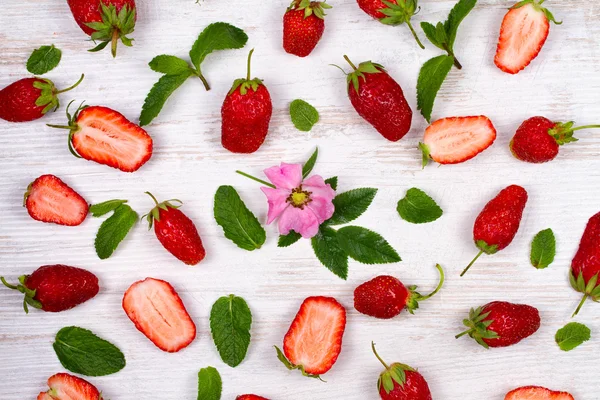 Süße rote Erdbeeren auf altem weißen Tisch, Blick von oben, Studioaufnahme — Stockfoto