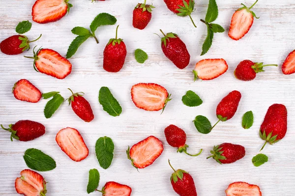 Süße rote Erdbeeren auf altem weißen Tisch, Blick von oben, Studioaufnahme — Stockfoto