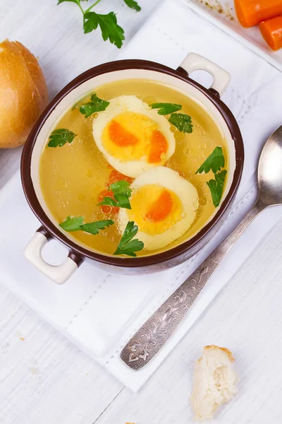 Brodo con uova e prezzemolo — Foto Stock