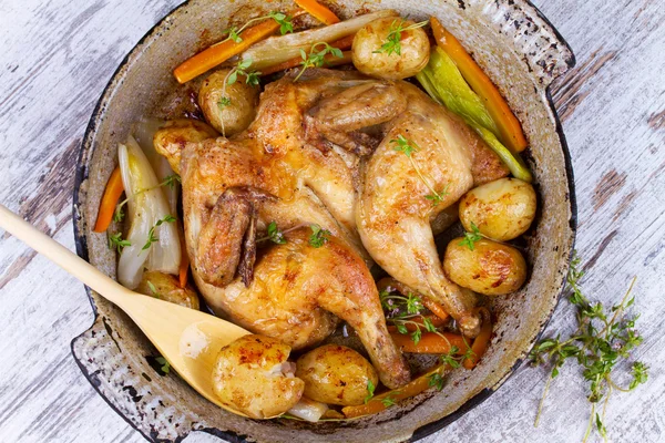 Жареная курица с картофелем, морковью, лукомпорей и