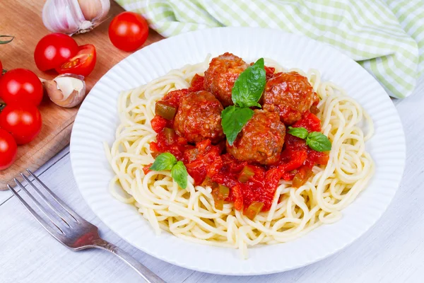 Špagety s masové kuličky v tomatové omáčce. — Stock fotografie