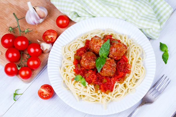 Špagety s masové kuličky v tomatové omáčce. — Stock fotografie