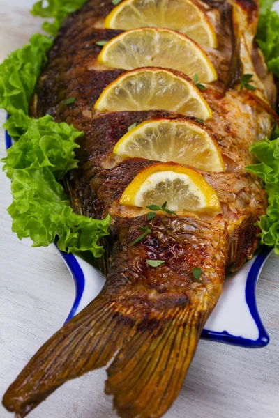 모든 구운된 생선 잉어 샐러드와 레몬; 와인의 유리 — 스톡 사진