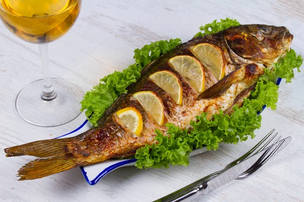 모든 구운된 생선 잉어 샐러드와 레몬; 와인의 유리 — 스톡 사진