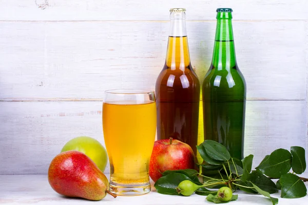 Verre et bouteilles de cidre — Photo