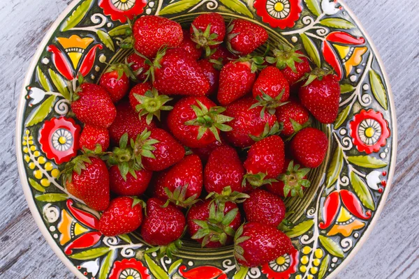 Frische Bio-Erdbeeren in Schale, Blick von oben, Studioaufnahme — Stockfoto