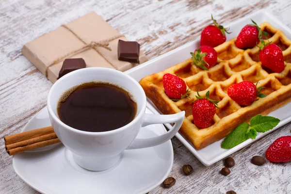 Cup of coffee, Belgium waffle and strawberries — Stock Photo, Image