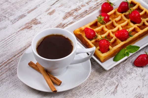 Cup of coffee, Belgium waffle and strawberries — Stock Photo, Image