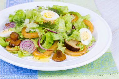 Marine edilmiş Sezar salata.