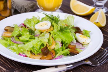 Marine edilmiş Sezar salata.