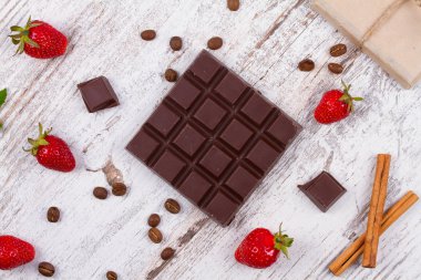 Çikolata ve çilek ahşap arka plan üzerinde