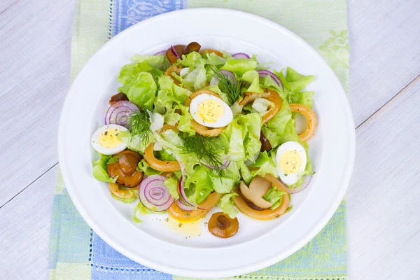 Ensalada César con champiñones marinados . — Foto de Stock