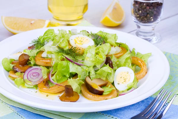 Salada Caesar com cogumelos marinados . — Fotografia de Stock