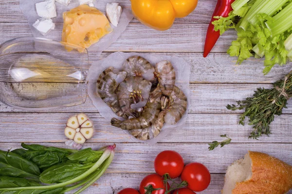 Deliciosos camarones frescos y verduras sobre fondo de madera — Foto de Stock