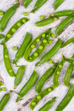 Genç taze sulu yeşil bezelye.