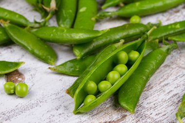 Genç taze sulu yeşil bezelye.