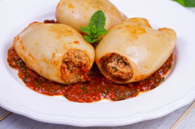 Et ve sebze ile dolması kalamar