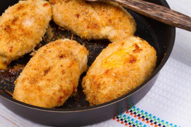 Jambon ve peynir ile doldurulmuş tavuk göğsü