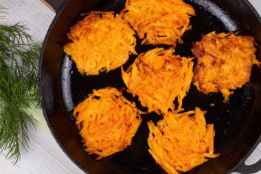 Havuç kek yoğurt sos ile