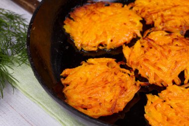 Havuç kek yoğurt sos ile